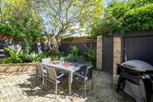 Marvelous Manly Home moments from the Beach - NEW