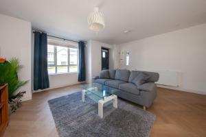 Modern 2 bed house in Hollystown with free parking