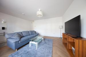 Modern 2 bed house in Hollystown with free parking