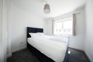 Modern 2 bed house in Hollystown with free parking