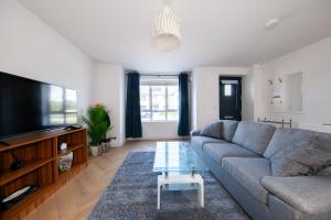 Modern 2 bed house in Hollystown with free parking