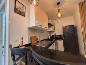 Joli S1 avec terrasse et piscine