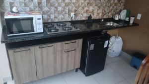 Quarto com varanda e cozinha e entrada independente