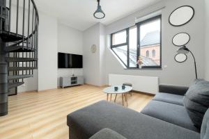 Nowoczesne Studio z Antresolą we Wrocławiu by Noclegi Renters