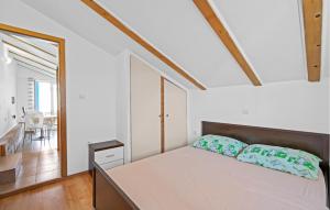 1 Bedroom Cozy Apartment In Brodarica 