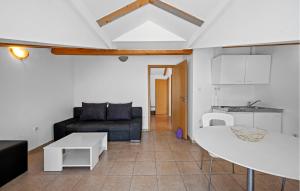 1 Bedroom Stunning Apartment In Brodarica