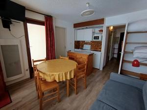 Appartements Studio renove skis aux pieds avec parking - 4 pers - FR-1-445-95 : photos des chambres