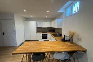 Appartements Apartment 7-rooms with terrace in Nimes : photos des chambres