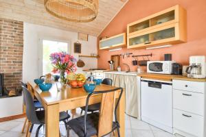 Maisons de vacances A 800 m de la mer, jolie maison avec jardin pour 7 : photos des chambres