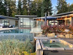 Cokely Cove Guesthouse - Oceanside Villa