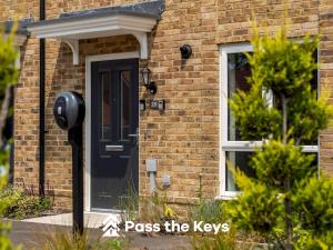 Pass the Keys Modern Townhouse with Garden and Parking in Ascot