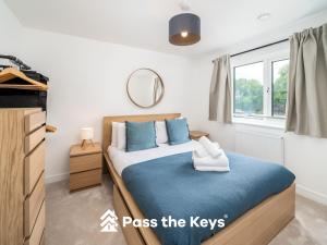Pass the Keys Modern Townhouse with Garden and Parking in Ascot
