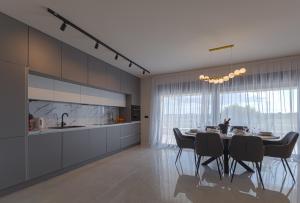 Panoramica apartment w balcony and swimming pool