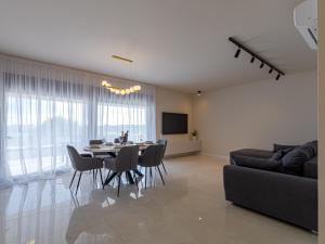 Panoramica apartment w balcony and swimming pool