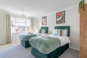 Panoramic Sea View Apartment Sleeps 4-Free Parking