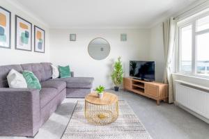Panoramic Sea View Apartment Sleeps 4-Free Parking
