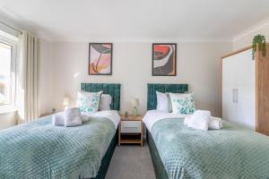 Panoramic Sea View Apartment Sleeps 4-Free Parking