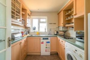 Panoramic Sea View Apartment Sleeps 4-Free Parking