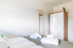 Breath Taking Sea View 2 bedroom Sleeps 6- Parking