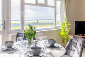 Breath Taking Sea View 2 bedroom Sleeps 6- Parking