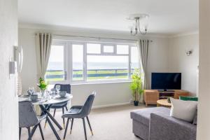 Breath Taking Sea View 2 bedroom Sleeps 6- Parking