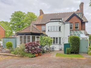 Pass the Keys Spacious 1-bed Flat with Parking near River Thames