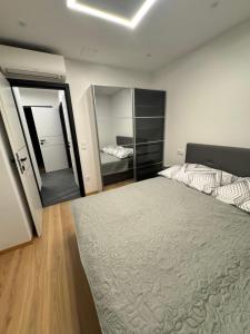 Black and white style apartment in Vienna