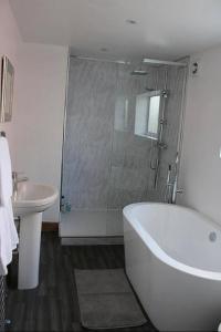 Blyton 2-Bed Cottage Parking 30m to Lincoln