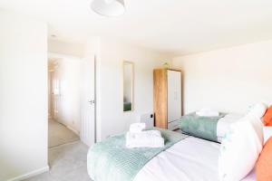WOW! SeaView Beach Apartment Sleeps 6-Free Parking