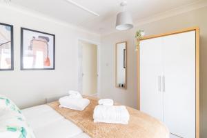 WOW! SeaView Beach Apartment Sleeps 6-Free Parking