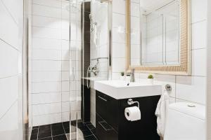 DINBNB Apartments l 250m From CityCenter l Fireplace l Sleeps 6 l 24I7 check in