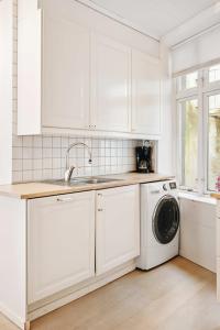 DINBNB Apartments l 250m From CityCenter l Fireplace l Sleeps 6 l 24I7 check in