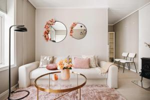 DINBNB Apartments l 250m From CityCenter l Fireplace l Sleeps 6 l 24I7 check in