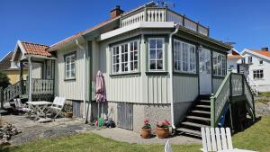 West Coast house 50m from the harbor in Edshultshall