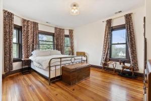 Historic Queen Anne Family Home w Modern Comforts