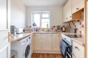 Large Sea View 2 bedroom Sleeps 6 - Free Parking