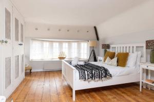 Cosy Character Cottage by the Sea