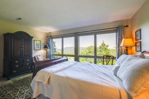 Breathtaking Highlands Condo with Mountain View