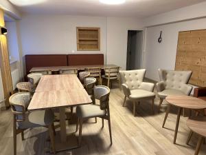 Maisons de vacances Grande maison, jusqu’a 14 personnes, calme entre foret et montagne - FR-1-744-47 : photos des chambres