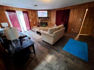 Pet-Friendly 3-Bedroom Ranch with Backyard, Fireplace & Near Nashville