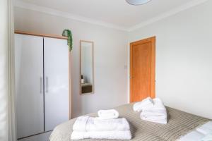 Spacious Sea View 2 bedroom Sleeps 6-Free Parking