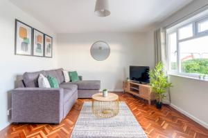 Spacious Sea View 2 bedroom Sleeps 6-Free Parking