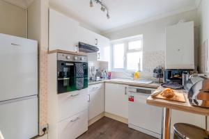 Spacious Sea View 2 bedroom Sleeps 6-Free Parking