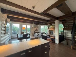 Chalet Inukshuk Luxury Log Cabin with Spa Lake View and Club Access near Mont Tremblant