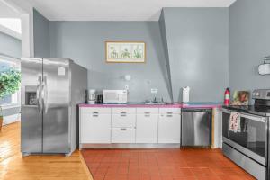 Enchanting 3BR Near Downtown Hartford Cozy & Modern with Parking