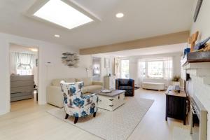 Charming West Yarmouth Home about 2 Mi to Beach!