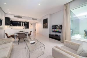 Chic Business Bay 1Bed Retreat with Canal Views