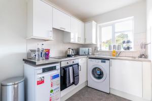 Beautiful Sea View 2 bedroom Sleeps 6-Free Parking