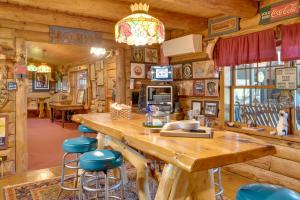 Handcrafted Log Cabin in Candor Group Getaway!