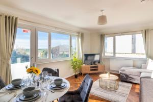 Amazing Sea View 2 bedroom Sleeps 6 - Free Parking